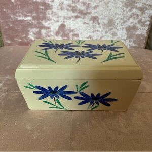 👗Painted White Ceramic Knick-Knack Box with Forget-Me-Not Flowers